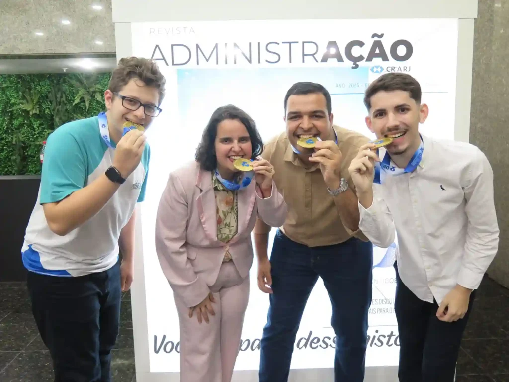 Estudantes Victor Salles, Ariadne Veiga, Ruan e João Pedro comemoram com a medalha de ouro na OBAdm 2025