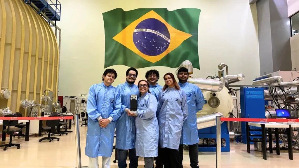 Estudantes da UERJ grupo UERJ.Sats apresentam seus satélites