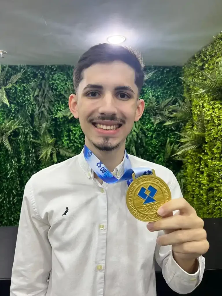 João Pedro ficou entre os melhores do país no ensino médio na 2º Olimpíada Brasileira de Administração (OBAdm)