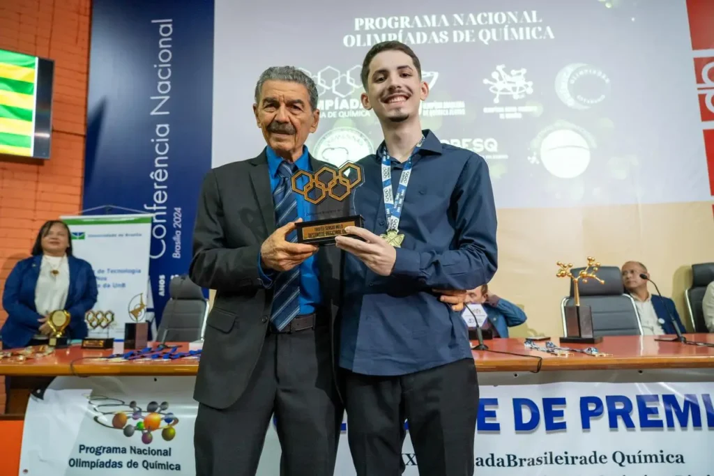 João Pedro com professor Sérgio Melo, idealizador do Programa Nacional Olimpíada de Química (PNOQ)