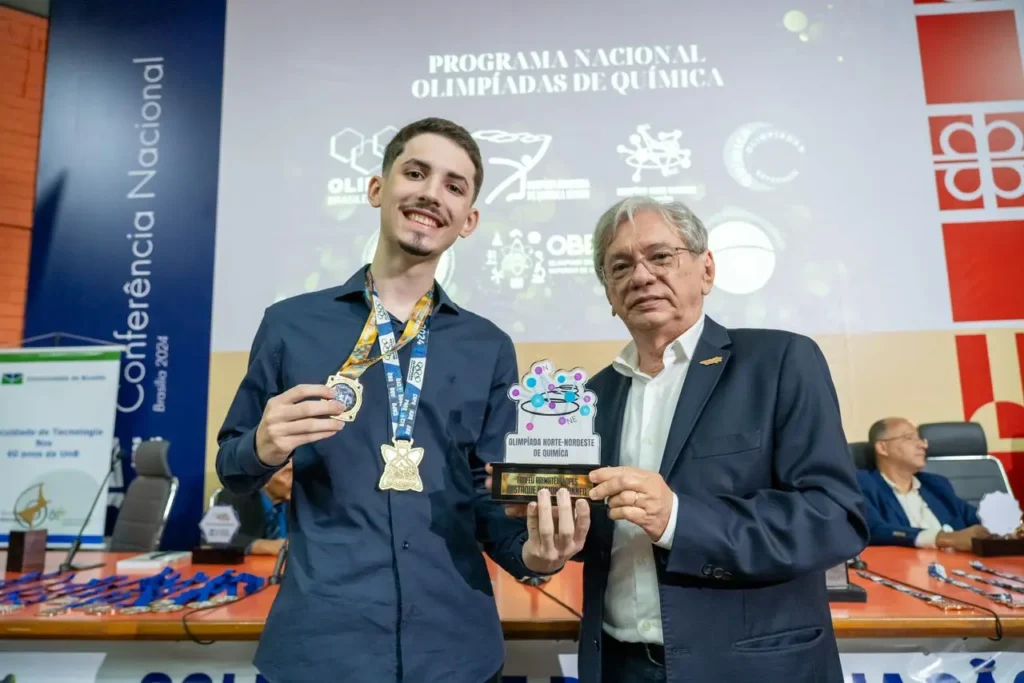 João Pedro com o Professor Arimatéia Lopes, ex-reitor da UFPI e um dos precursores do PNOQ. Em homenagem a ele, criaram o troféu “Arimatéia Lopes” para o melhor colocado de cada um das 5 regiões do país na Olimpíada Norte-Nordeste de Química