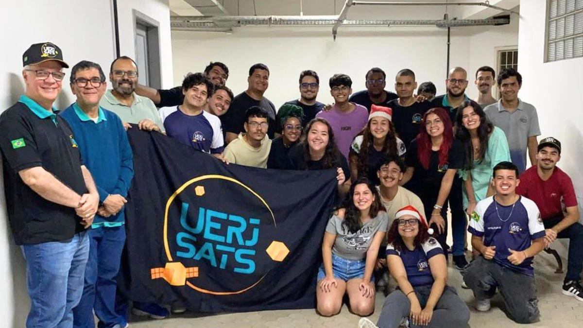 Estudantes do grupo universitário UERJ Sats - alunos em laboratório criando protótipos de satélites ou Cubesats