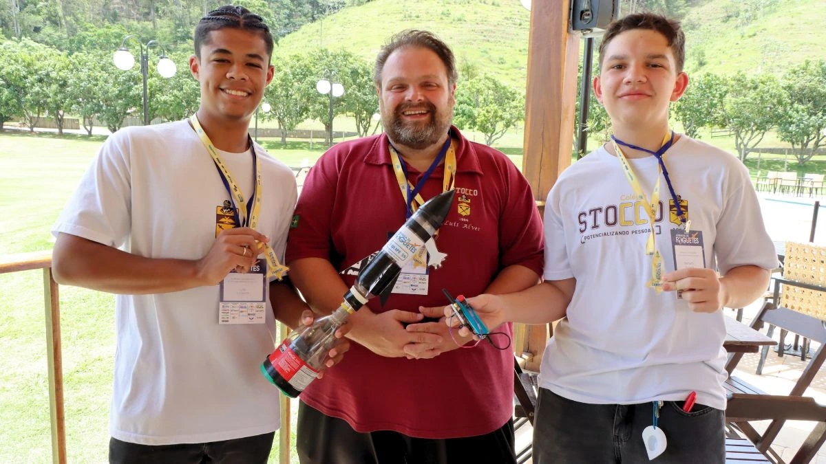 OBFOG Olimpíada Brasileira de Foguetes Nível 6 - Professor Luís de Santo André, São Paulo, inova ao criar dispositivo de desacoplagem para foguetes multiestágio