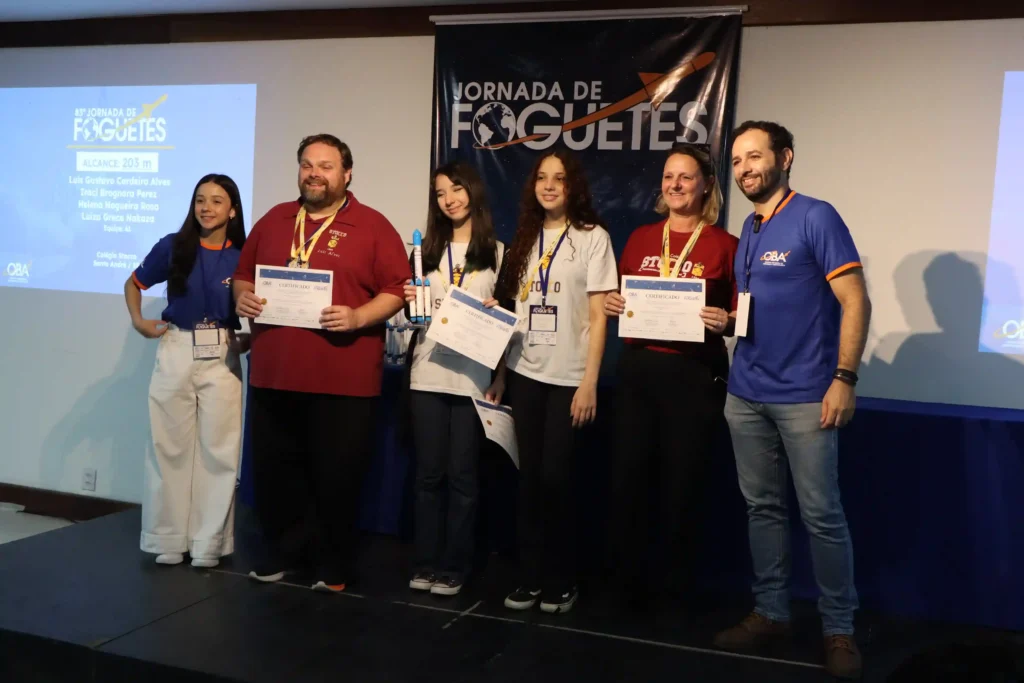 Professor Luís de Santo André, São Paulo, inova ao criar dispositivo de desacoplagem para foguetes multiestágio e exibe prêmio conquistado na Jornada de Foguetes OBAFOG nível 6