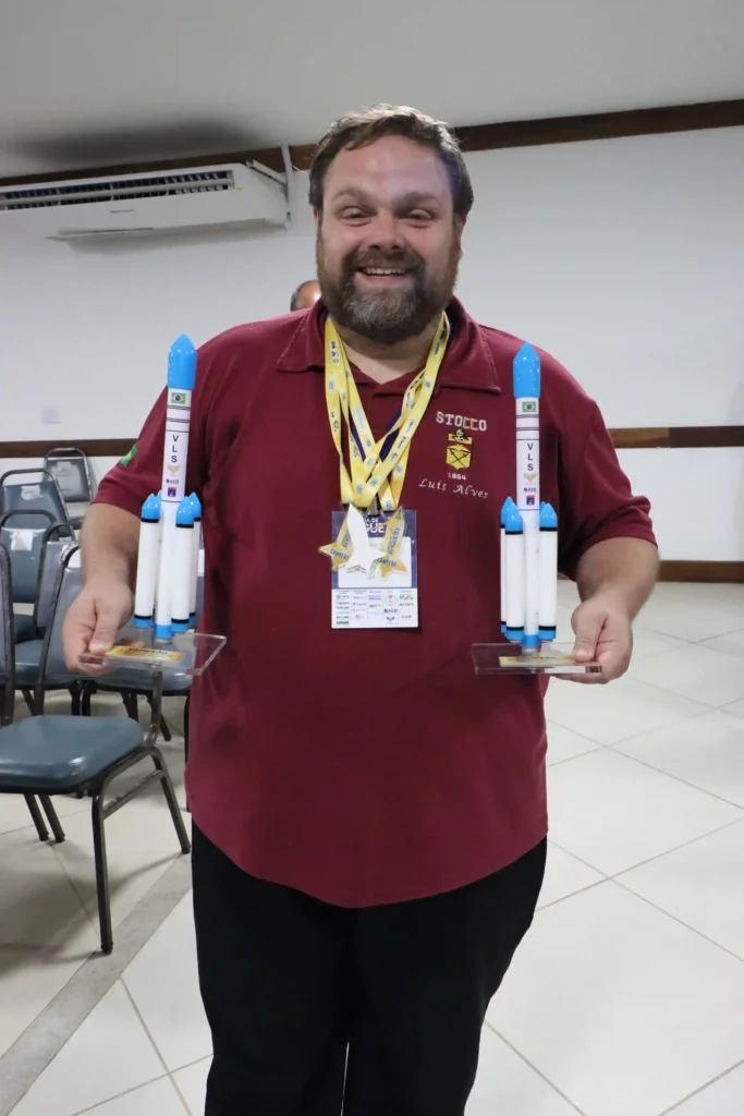 Professor Luís de Santo André, São Paulo, inova ao criar dispositivo de desacoplagem para foguetes multiestágio - foi campeão na Jornada de Foguetes com seus alunos