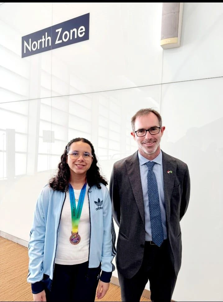 Estudante Maitê com embaixador do Brasil em Singapura - quando participou da SIMOC - participam de olimpíadas científicas - olimpíadas do conhecimento
