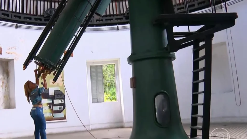 Dia Internacional das Mulheres e Meninas na Ciência - Josina Nascimento física e pesquisadora mostra equipamento do Observatório Nacional