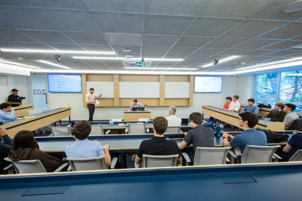 Aula e palestra com participantes - EconoChallenge - Faculdade Belavista  - olimpíada científica - olimpíada do conhecimento