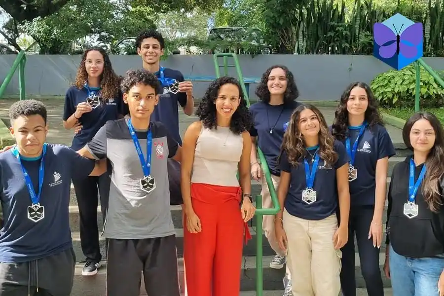 Coordenadora do projeto entrega medalhas para estudantes - Olimpíada Brasileira de Estatística - Equipe da comissão organizadora - Olimpíada científica - olimpíada do conhecimento - notícia