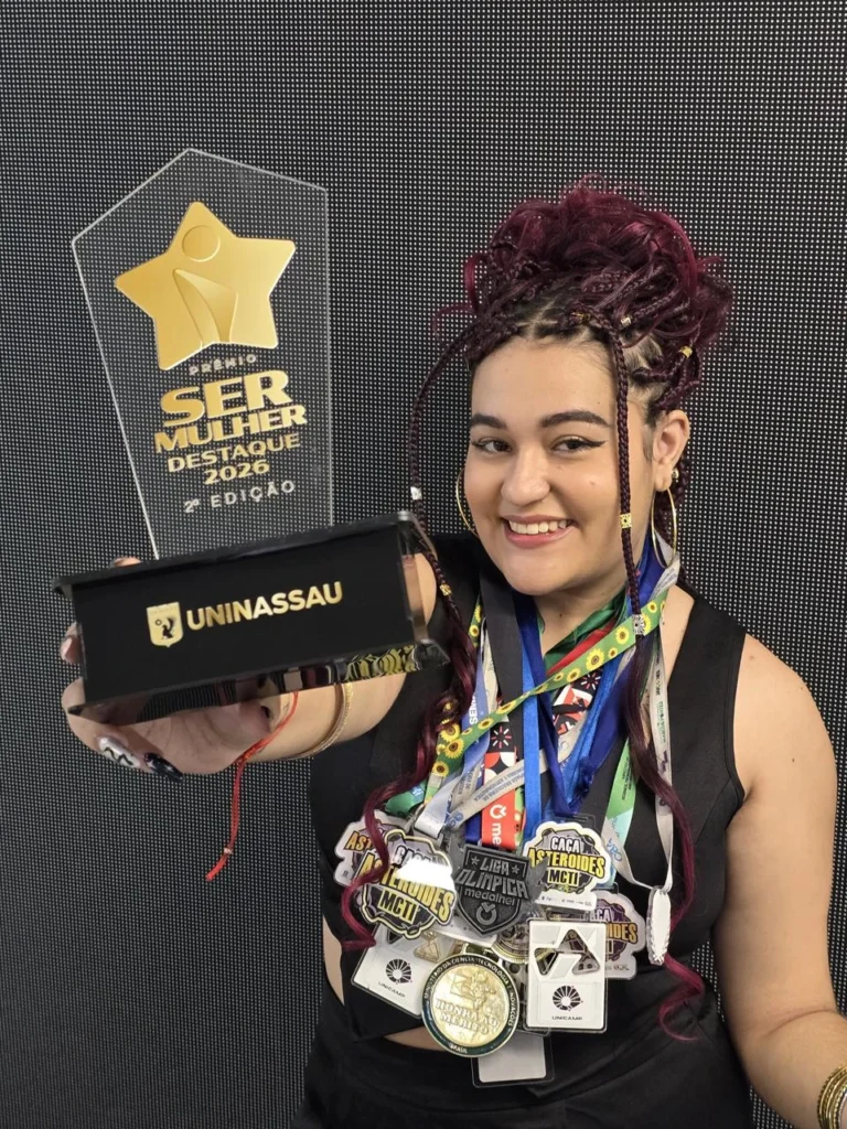 Larittrix exibe o PRÊMIO DESTAQUE SER MULHER 2026 - olimpíada científica - olimpíada do conhecimento - News - notícia