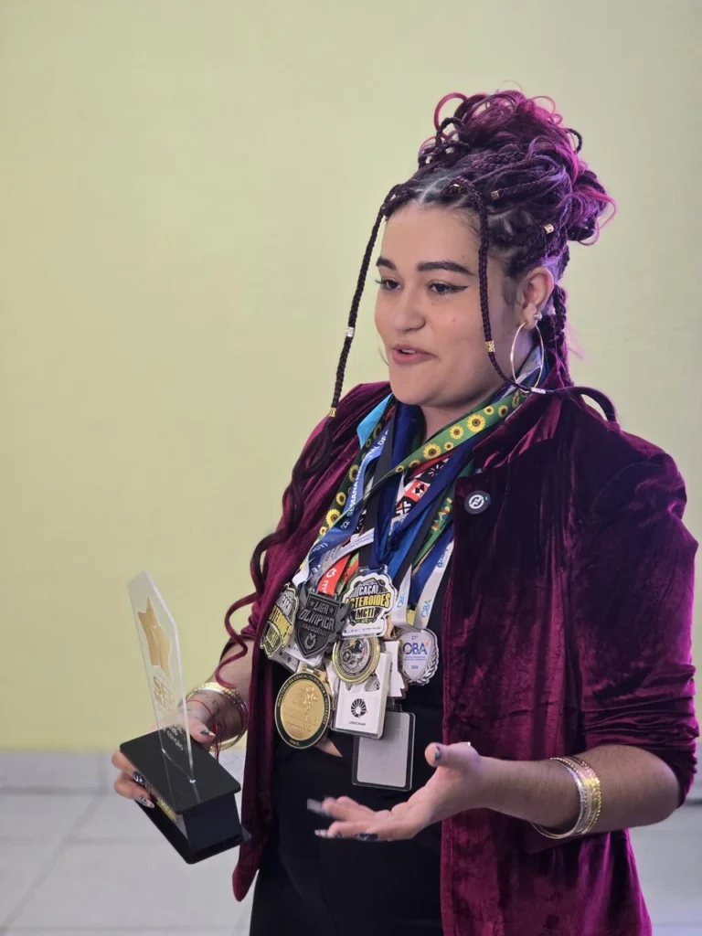 Larittrix fala sobre o PRÊMIO DESTAQUE SER MULHER 2026 - olimpíada científica - olimpíada do conhecimento - News - notícia