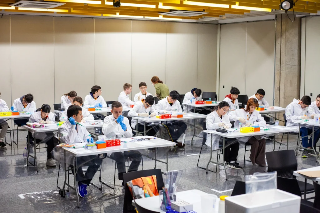 OBB 2026 - estudantes em laboratório - Olimpíada Brasileira de Biologia - Créditos Marilia Ruberti Comunicação Butantan