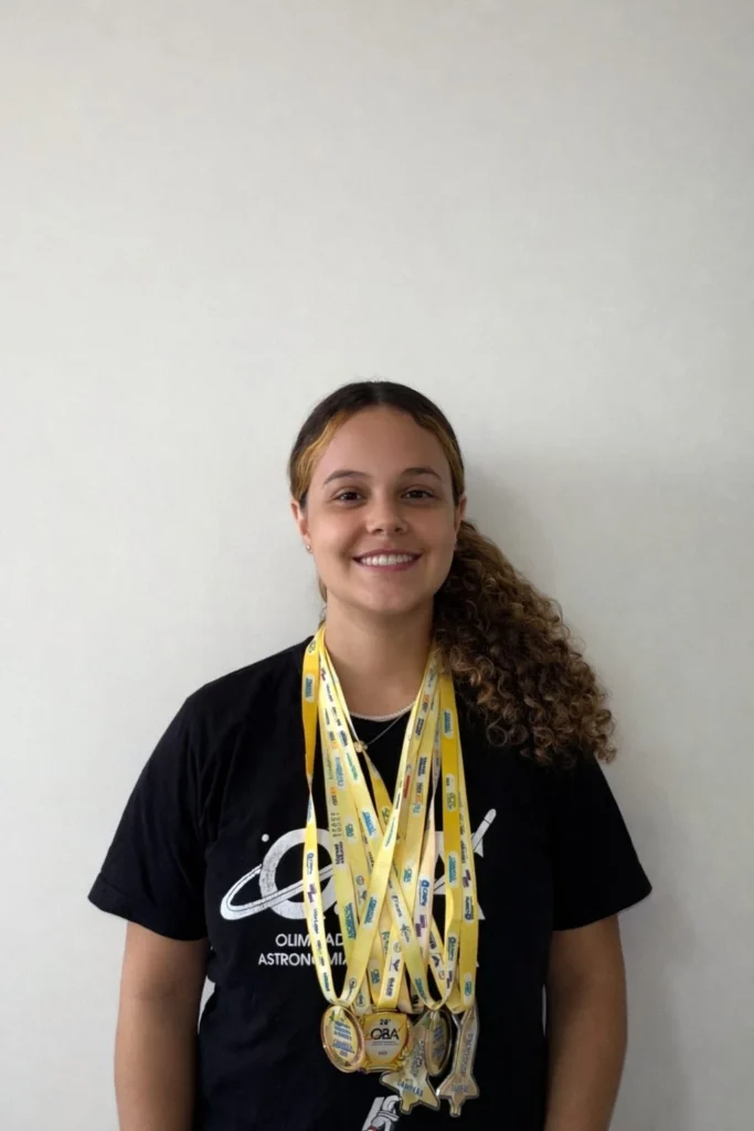 Analu Crippa exibe com orgulho as medalhas OBA e OBAFOG - olimpíadas científicas em porta de entrada para universidade - News - notícia notícia olimpíadas científicas