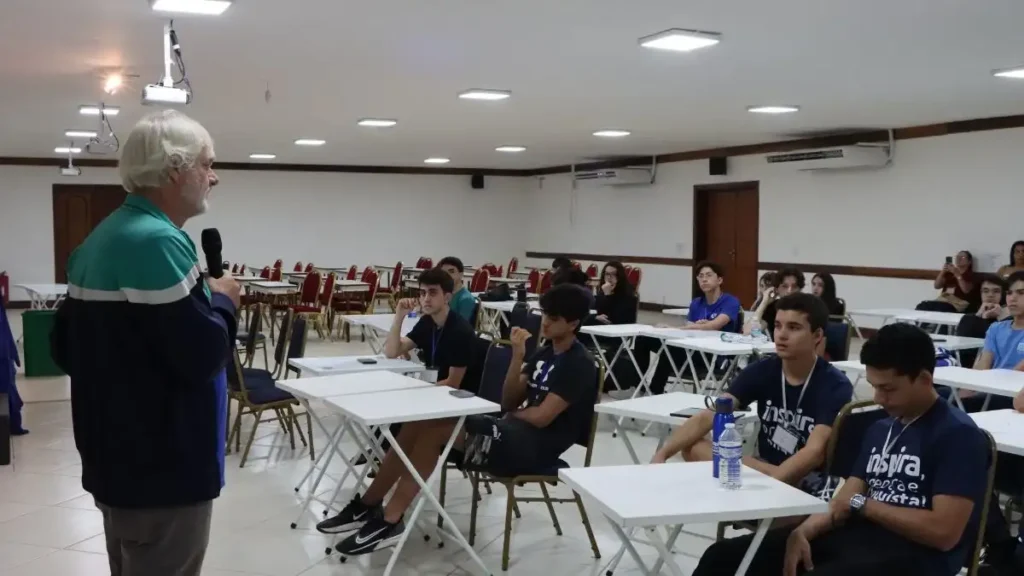Professor Julio Klafke palestrando durante treinamento da IOAA e OLAA - News - notícia olimpíadas científicas