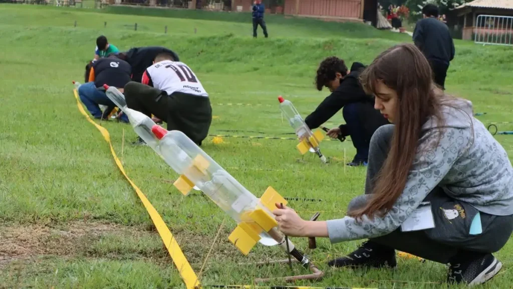 Treinamento IOAA e OLAA - Estudantes se preparam para lançar foguetes de garrafa pet - News - notícia  olimpíadas científicas