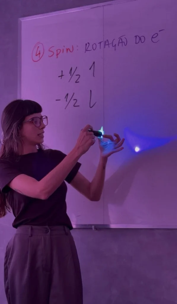 Experimentos com química - Marina Rockenbach criadora do canal QuímiCafé aproxima jovens da ciência com humor e criatividade
