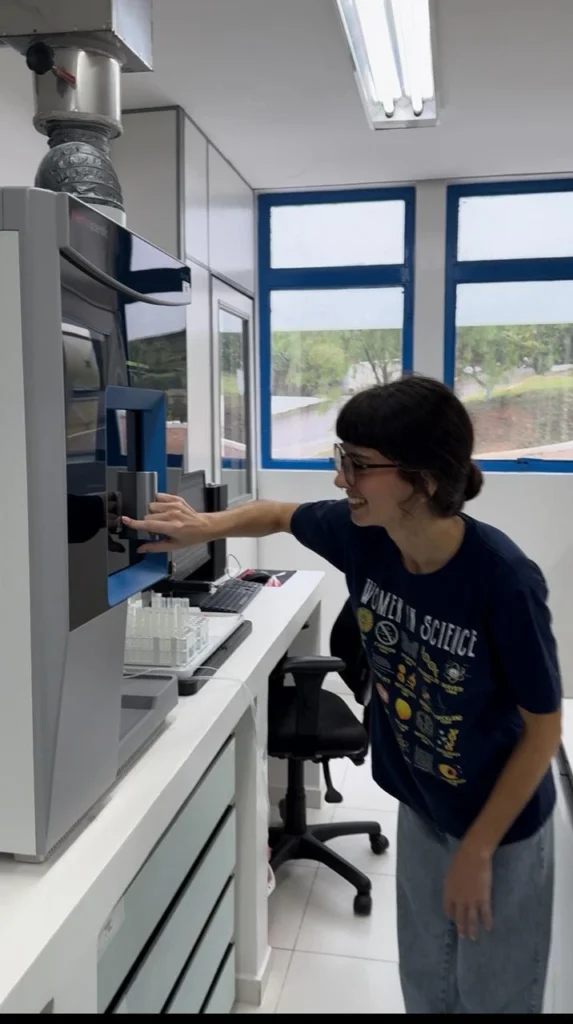 Experimentos com química - Marina Rockenbach criadora do canal QuímiCafé aproxima jovens da ciência com humor e criatividade