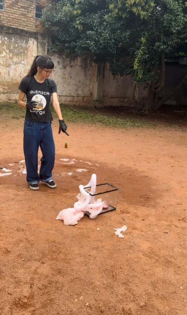 Experimentos com química - Marina Rockenbach criadora do canal QuímiCafé aproxima jovens da ciência com humor e criatividade 