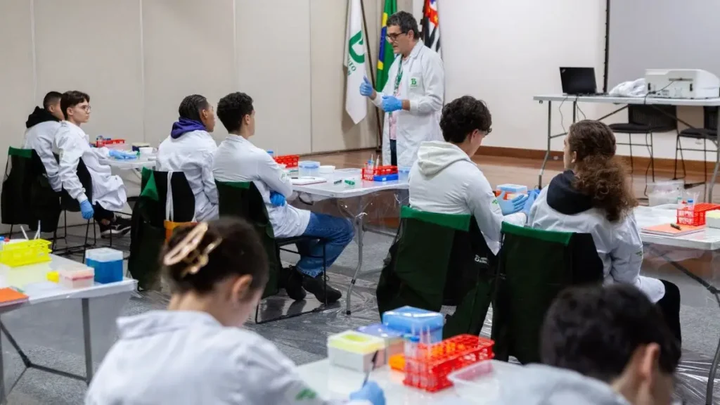 OBB 2026 Os 20 melhores estudantes da Olimpíada Brasileira de Biologia recebem aulas teóricas e práticas pelo Instituto Butantan - News - notícia olimpíadas científicas 