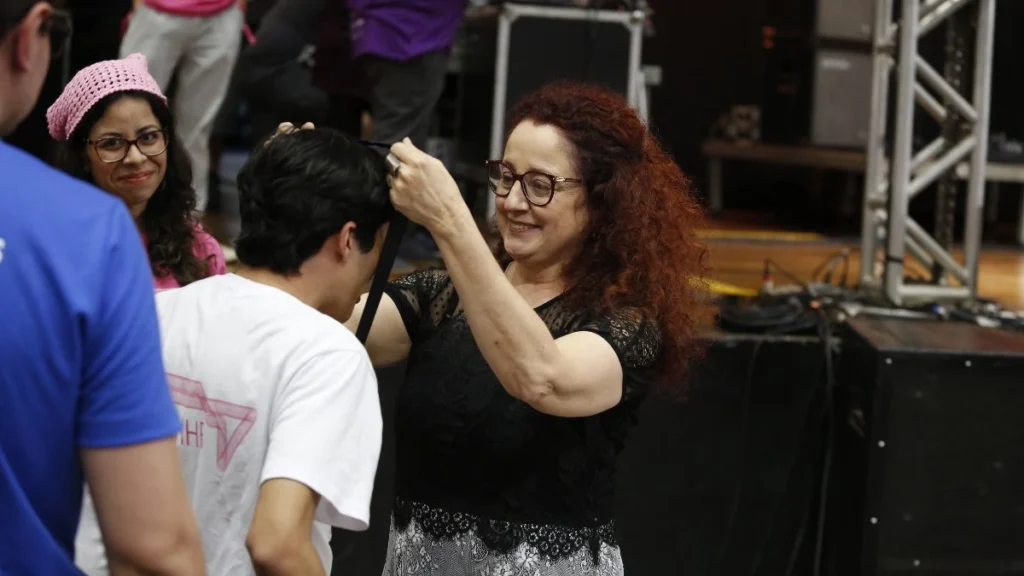 Professora Dra Cristina Meneguello entrega medalha da ONHB para estudante  - Olimpíada Nacional em História do Brasil News - notícia olimpíadas científicas