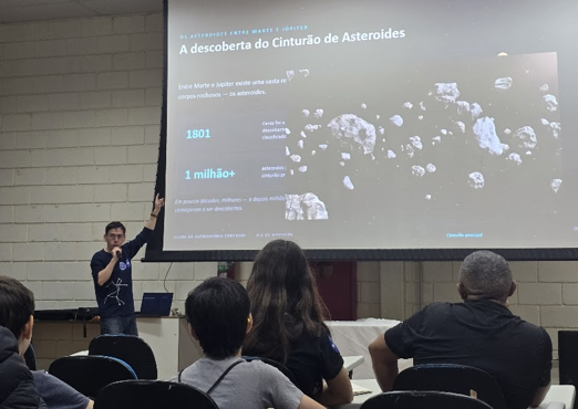 Professor Rodrigo Raffa ministrando a palestra sobre os Centauros
