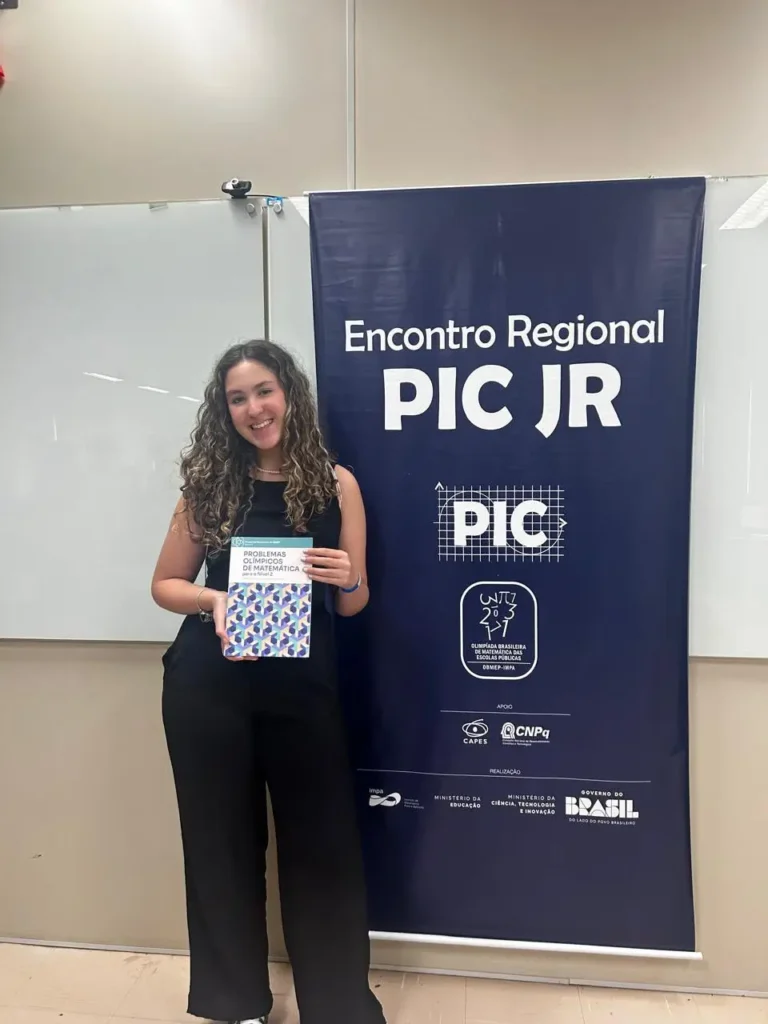 Laura Lorrana - medalhista em olimpíada científica recebendo premiação
